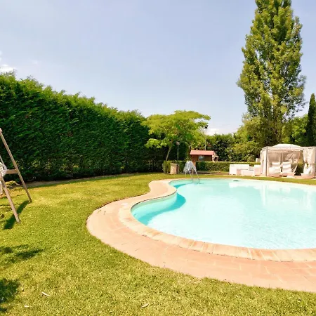 With Pool And Spacious Park A Few Kilometres From Montepulciano