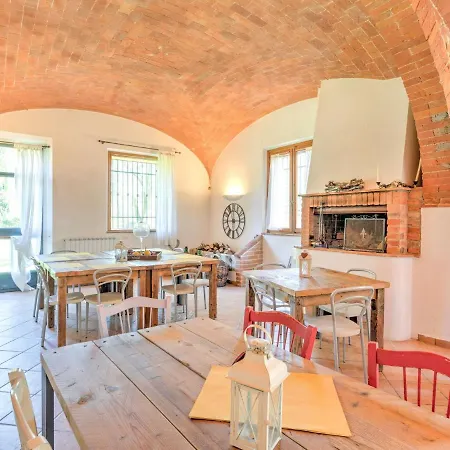 With Pool And Spacious Park A Few Kilometres From Montepulciano *